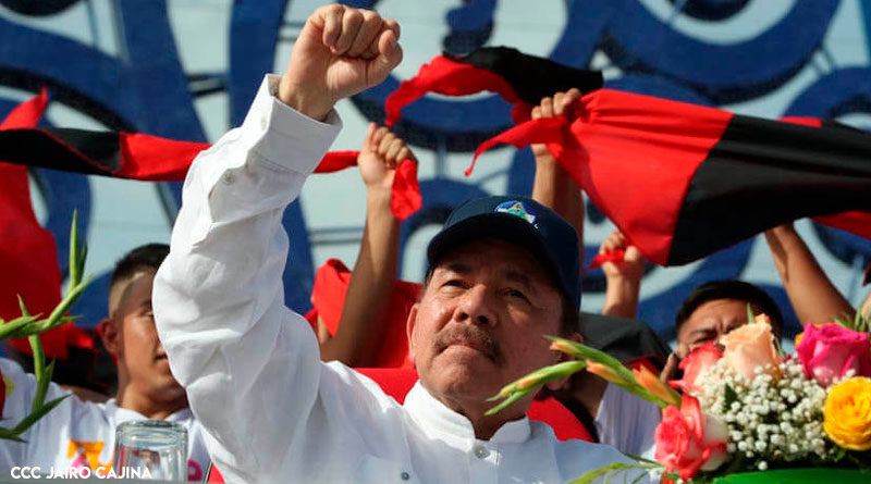 Presidente de Nicaragua, Comandante Daniel Ortega con el puño en alto