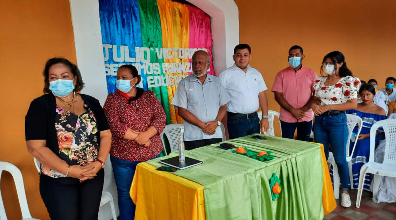 Alcalde de Juigalpa, profesor Erwing de Castilla junto a autoridades educativas y padres de familia