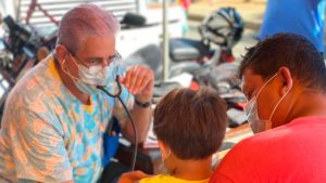 Médico del Ministerio de Salud brindando consulta médica en el barrio Jonathan González de Managua.