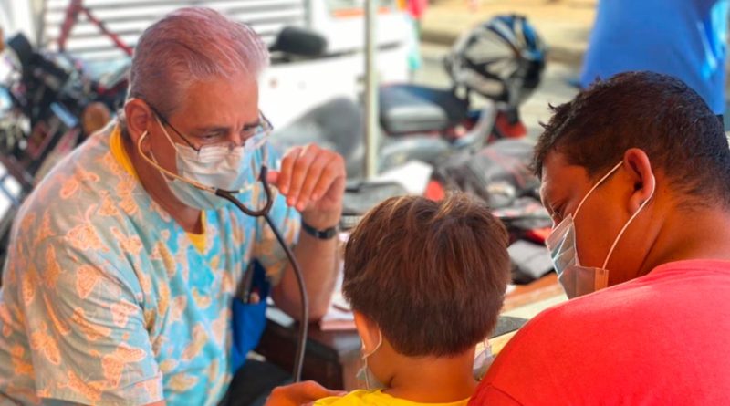 Médico del Ministerio de Salud brindando consulta médica en el barrio Jonathan González de Managua.