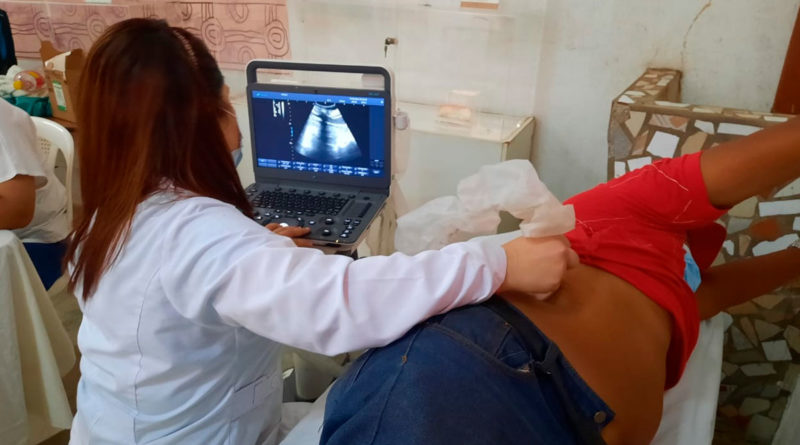 Personal médico del Ministerio de Salud de Nicaragua realizando un ultrasonido a un habitante de Villa Guadalupe en Managua.