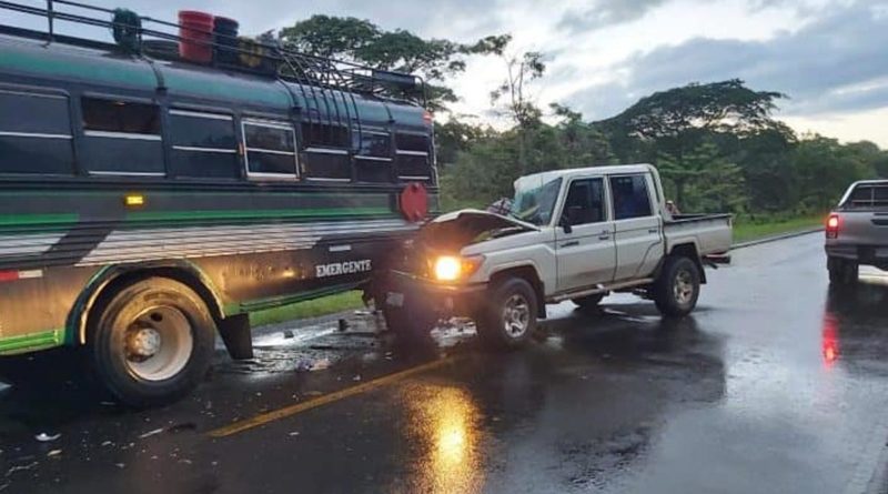 Autobus y camioneta después de accidente de tránsito ocurrido en Río San Juan