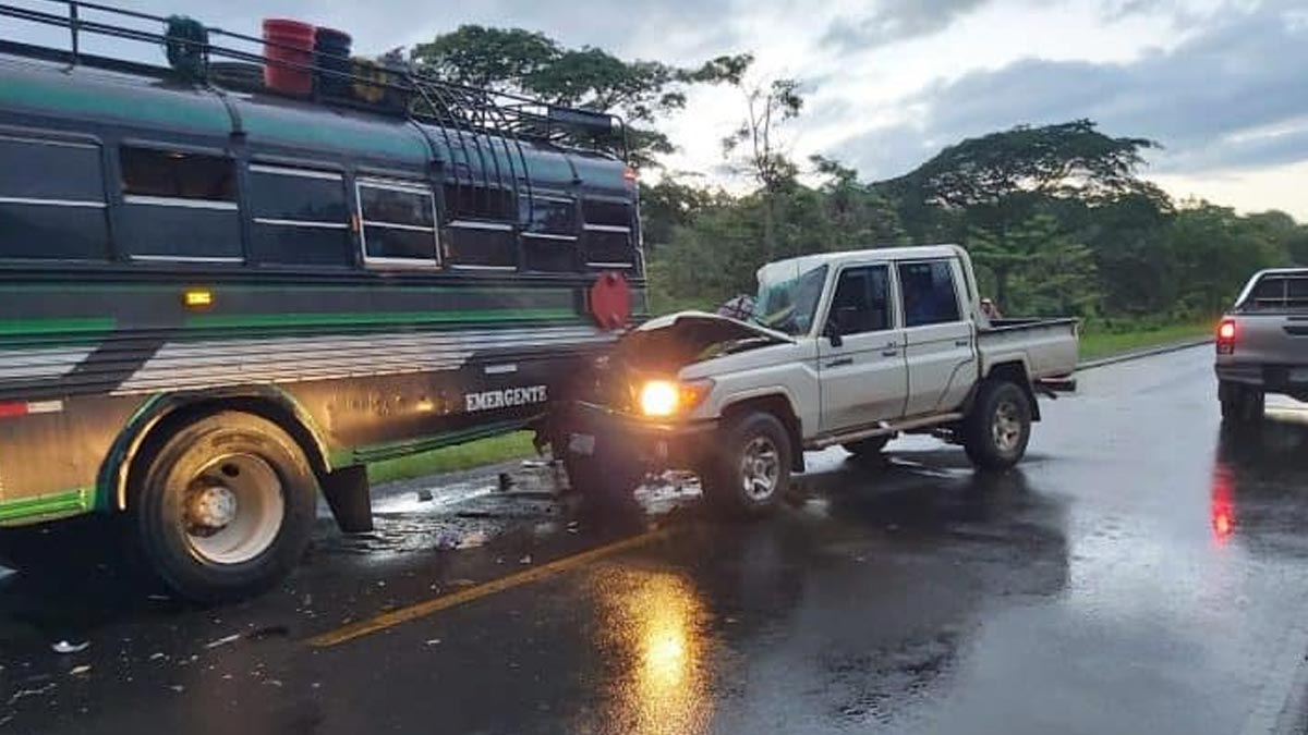 Autobus y camioneta después de accidente de tránsito ocurrido en Río San Juan