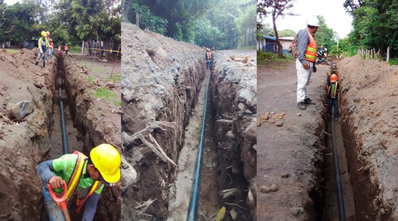 Operarios de ENACAL trabajando en el sistema de agua potable de Altagracia en la Isla de Ometepe