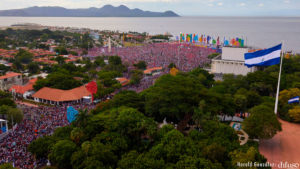 Cientos de miles de nicaragüenses congregados en la Avenida de Bolívar a Chávez de Managua, celebrando el 40 aniversario del triunfo de la Revolución Popular Sandinista.