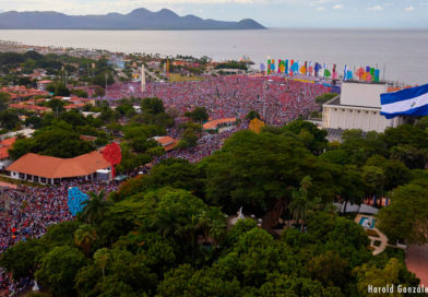 Cientos de miles de nicaragüenses congregados en la Avenida de Bolívar a Chávez de Managua, celebrando el 40 aniversario del triunfo de la Revolución Popular Sandinista.