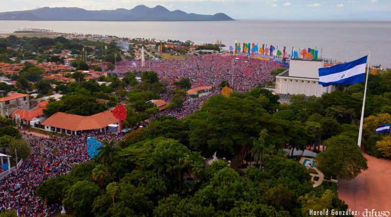 Cientos de miles de nicaragüenses congregados en la Avenida de Bolívar a Chávez de Managua, celebrando el 40 aniversario del triunfo de la Revolución Popular Sandinista.