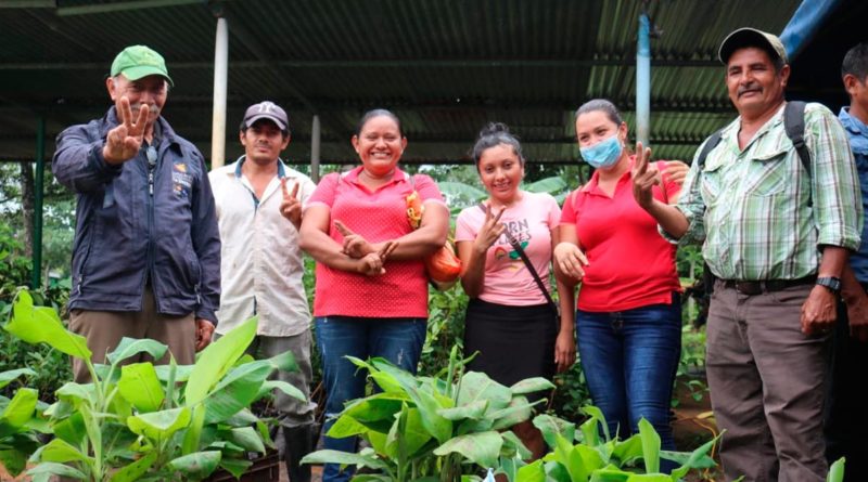 Pequeños productores de Nueva Guinea recibiendo los bonos productivos por parte del MEFCCA