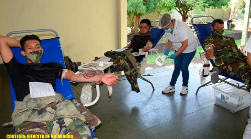 Soldados del Ejército de Nicaragua donando sangre