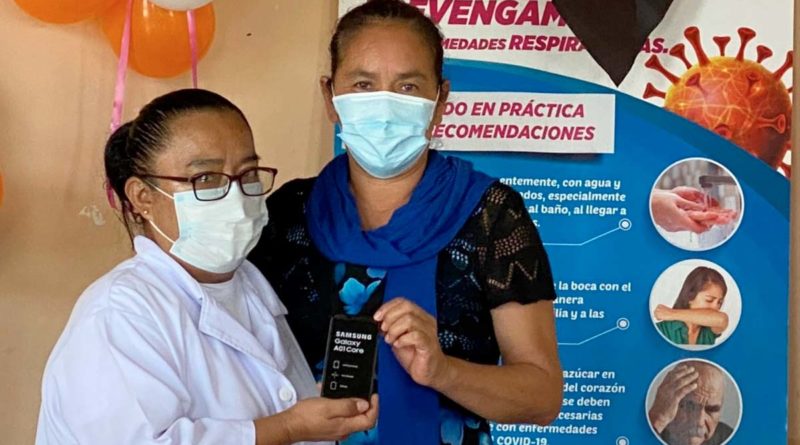 Brigadista de Salud de El Crucero recibe celular para fortalecer trabajo comunitario