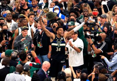 Giannis Antetokounmpo celebrando el triunfo de los Bucks de Milwaukee en la NBA.