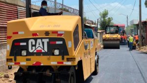 Operarios de la Alcaldía de Managua dando mantenimiento a las calles del barrio Francisco Salazar de Managua