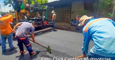 Operarios e la Alcaldía de Mangua trabajando en el mantenimiento de las calles en el Barrio El Recreo Sur.