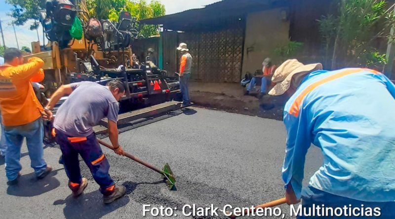 Operarios e la Alcaldía de Mangua trabajando en el mantenimiento de las calles en el Barrio El Recreo Sur.