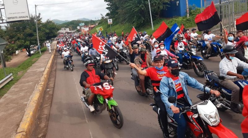 Familias de Juigalpa durante la colorida caravana en saludo al Día de la Alegría