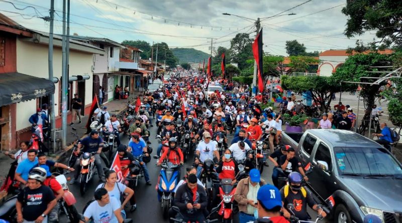 Familias de Masaya en una multitudinaria caravana en celebración del Día de la Alegría.