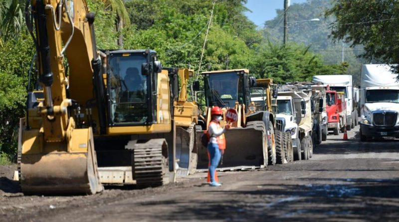 Maquinaria del MTI para el inicio de la construcción de carretera que une el empalme de Cosigüina y Potosí en Chinandega.