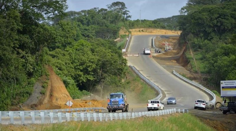 Una de las carreteras en construcción por el MTI