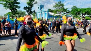 Bailarines de las comparsas que desfilaron en el Carnaval por el Día de la Alegría en Chinandega.