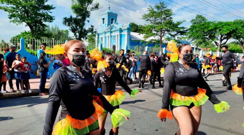 Bailarines de las comparsas que desfilaron en el Carnaval por el Día de la Alegría en Chinandega.