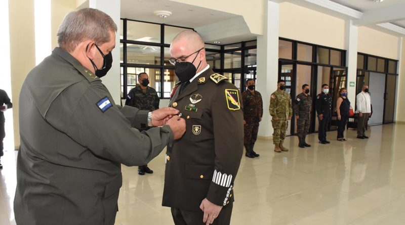 Jefe del Estado Mayor General, Mayor General Bayardo Ramón Rodríguez Ruiz, impuso la condecoración en acto solemne al Agregado Militar y Aéreo de la Embajada de los Estados Unidos Mexicanos, Coronel de Inf. DEM Antonio Rodríguez Sáenz.