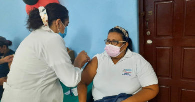 Médicos del MINSA aplican vacuna contra el Covid-19 en Chontales