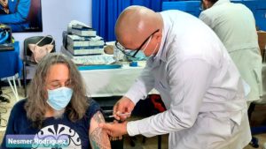 Médico del MINSA aplica vacuna contra el Covid-19 a un paciente en Managua