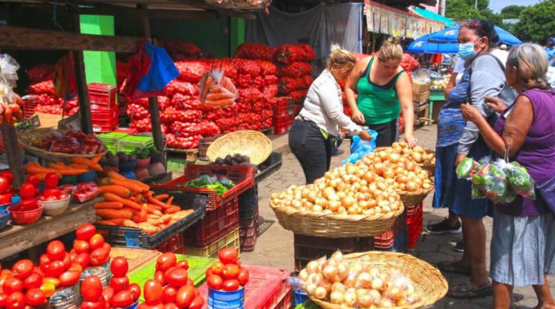 Compradores en un mercado capitalino