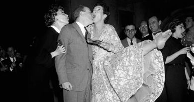 la actriz Rosalind Russell y el coproductor Robert Fryer en una fiesta de despedida con los miembros del musical Wonderful Town, Nueva York, 1954.