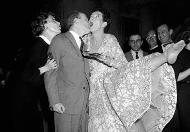 la actriz Rosalind Russell y el coproductor Robert Fryer en una fiesta de despedida con los miembros del musical Wonderful Town, Nueva York, 1954.