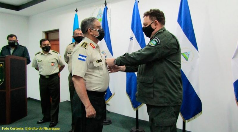 Comandante en Jefe del Ejército de Nicaragua, General de Ejército Julio César Avilés Castillo imponiendo medalla “Honor al Mérito Servicio de Inteligencia en Primera Clase”