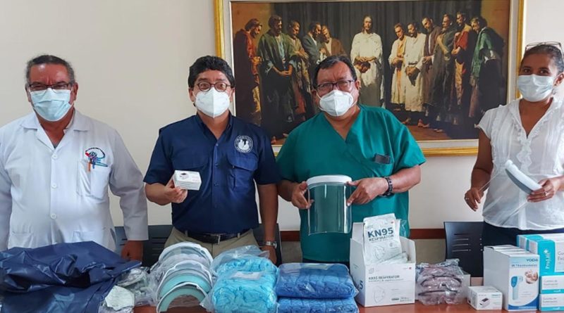 Médicos y parte de Iglesia de Jesucristo de los Santos de los Últimos Días durante la donación