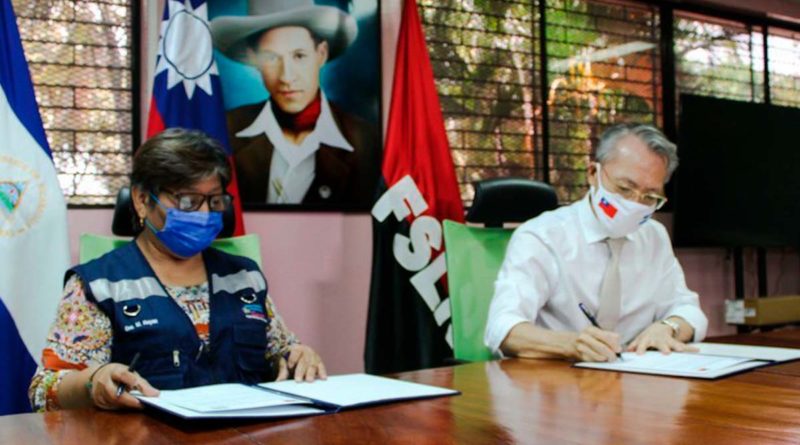 Embajador de Taiwán, Jaime Chin Mu Wu junto a la Ministra de Salud, Martha Reyes, durante la firma de la donación