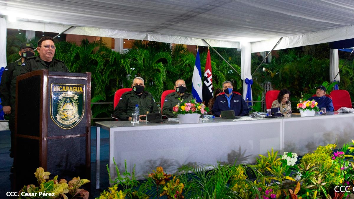 Alto mando del Ejército de Nicaragua junto al presidente de la República en el 42 aniversario de fundación de la Fuerza Aérea