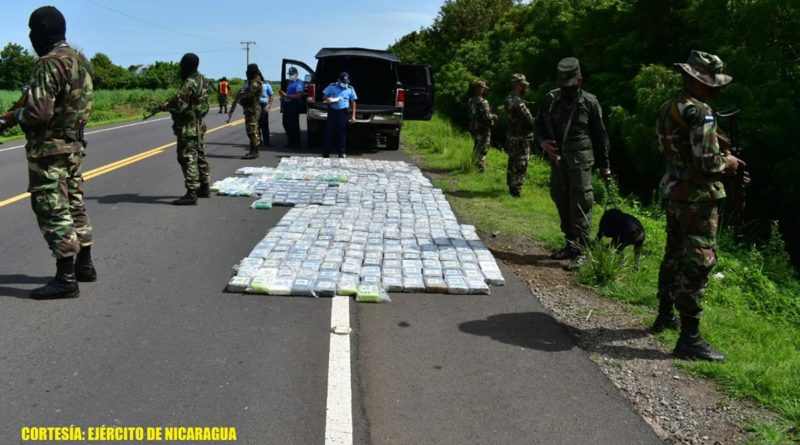 Efectivos militares del Ejército de Nicaragua custodiando droga incautada al narcotráfico en Chinandega