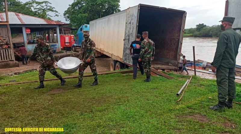 Miembros del Ejército de Nicaragua, durante el descargue de utensilios de cocina en Waspam