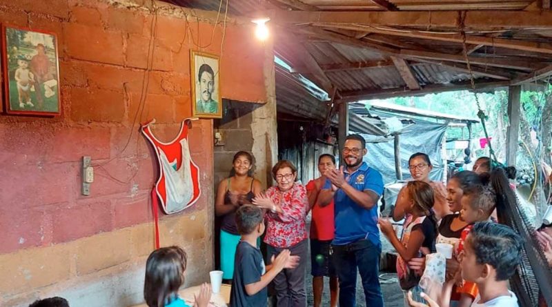 Familias de la comunidad Los Pescadores de El Viejo durante la inauguración del proyecto de Energía Eléctrica