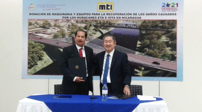 General Oscar Mojica, Ministro del MTI y el Señor Yasuhisa Suzuki, Embajador del Japón, en la firma del Acuerdo de Donación de Maquinaria y Equipos