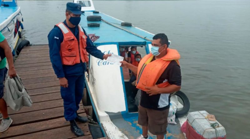 Fuerza Naval durante inspección realizada a una lancha