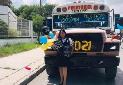 Un hombre arregla su unidad de transporte para celebrar graduación de su esposa