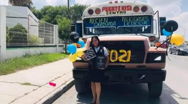 Un hombre arregla su unidad de transporte para celebrar graduación de su esposa