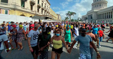 Ciudadanos cubanos manifestándose en las calles a favor de la revolución cubana