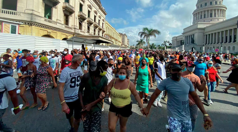 Ciudadanos cubanos manifestándose en las calles a favor de la revolución cubana