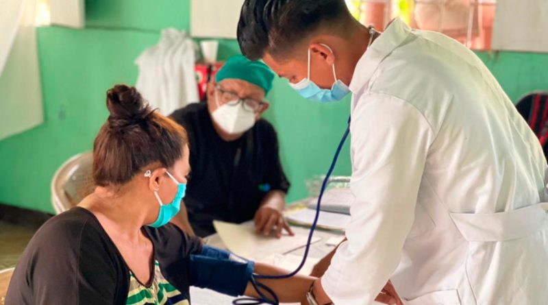 Médicos del Ministerio de Salud de Nicaragua brindando consulta médica en el barrio Sierra Maestra de Managua.