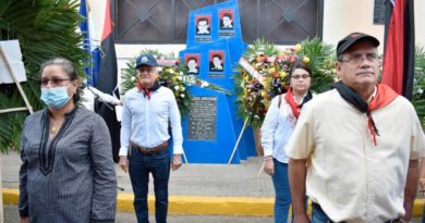 Autoridades de León junto a Estudiantes del CUUN rinden homenaje a los héroes y mártires del 23 de Julio