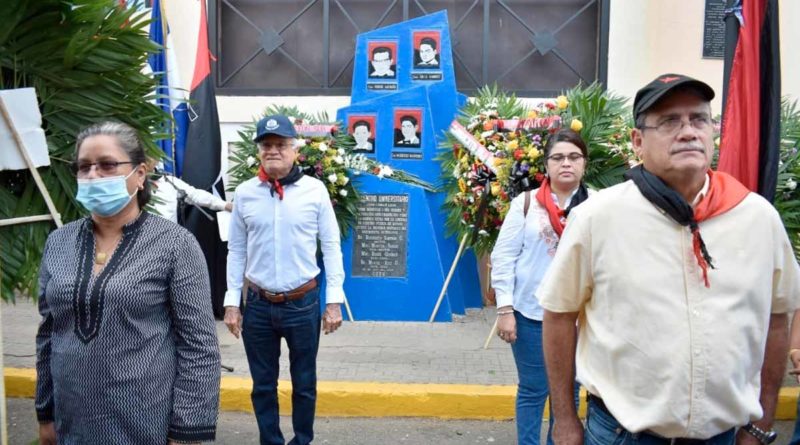 Autoridades de León junto a Estudiantes del CUUN rinden homenaje a los héroes y mártires del 23 de Julio