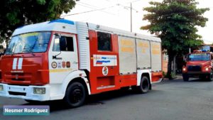 Camiones de bomberos que brindarán atención a las familias de El Coral