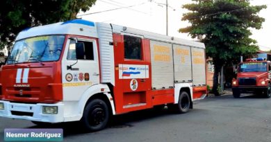 Camiones de bomberos que brindarán atención a las familias de El Coral