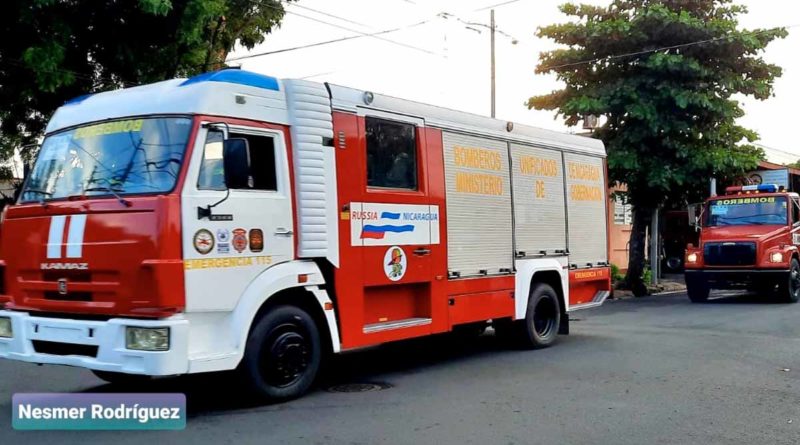 Camiones de bomberos que brindarán atención a las familias de El Coral