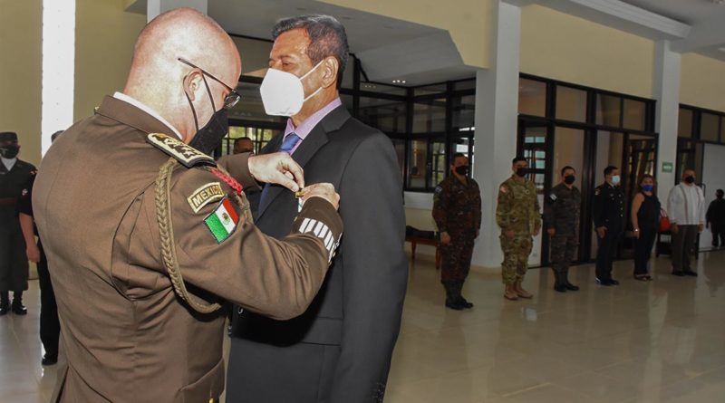 Coronel de Inf. DEM Antonio Rodríguez Sáenz, impuso medalla a la “Distinción Militar”, al Coronel y doctor en la honrosa condición de retiro, Jemmy Raúl Espinal Cuadra, otorgada por el Secretario de la Defensa Nacional de los Estados Unidos Mexicanos.